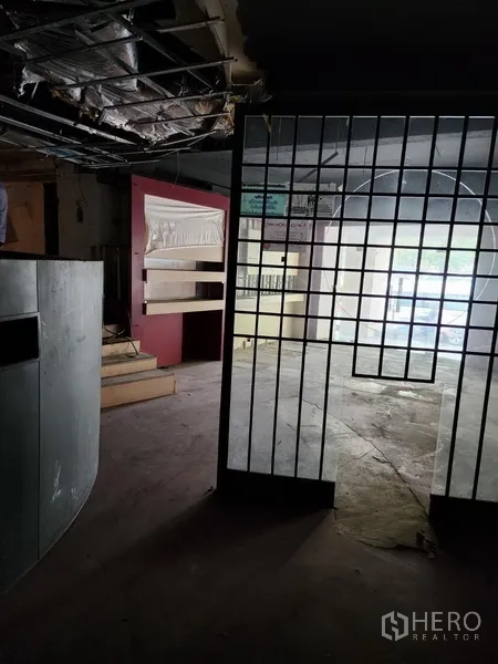 พื้นที่ขายปลีก ให้เช่าในKhlong Toei, Bangkok - มองผ่านฉากเหล็กโปร่งไปยังหน้าต่างและประตูกระจกด้านหน้า