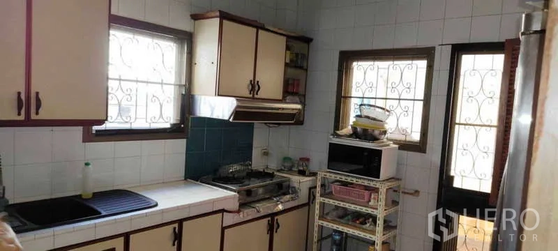 บ้าน ขายในPhra Khanong, Bangkok - ห้องครัวปิด ผนังกระเบื้อง ตู้เก็บของ และเตาแก๊ส