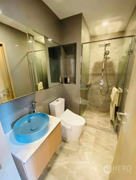 คอนโด ให้เช่าในWatthana, Bangkok - ห้องน้ำสมัยใหม่ พร้อมตู้กระจกอาบน้ำแบบเรนชาวเวอร์ อ่างล้างหน้าทรงกลม