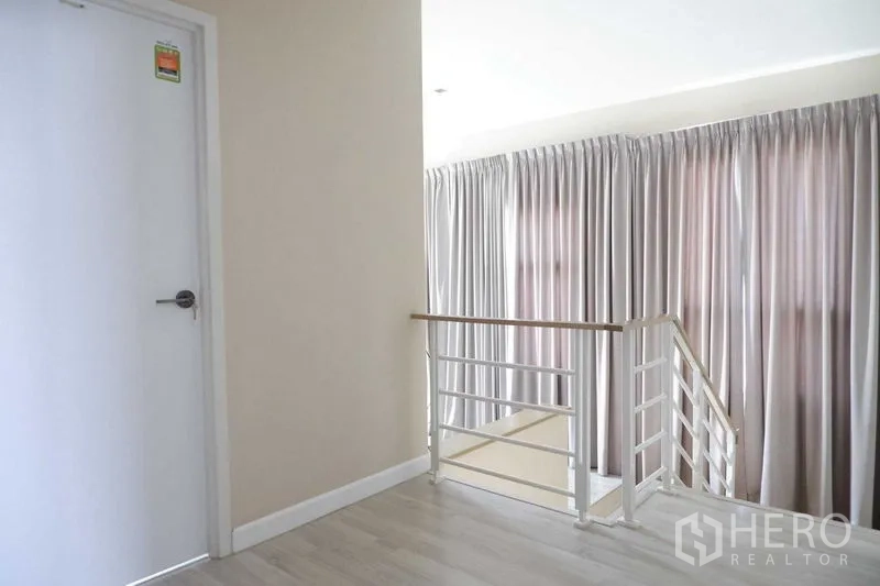 บ้าน ขายในLat Krabang, Bangkok - อีกมุมของโถงชั้นบนสว่างไสวพร้อมประตูสีขาวและหน้าต่างติดผ้าม่าน