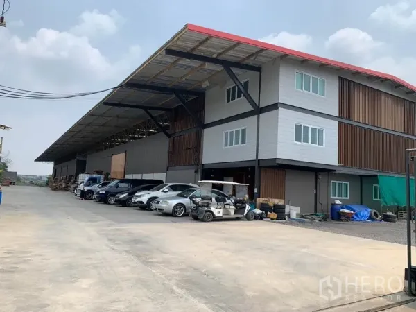 Home Office for rent in Lam Luk Ka, Pathum Thani - Modern two-storey home office facade with wide canopy roof and multiple parking spaces.