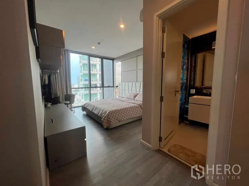 คอนโด ให้เช่าในKhlong Toei, Bangkok - โถงห้องนอนไปยังห้องน้ำในตัว พื้นไม้สีเทาและหน้าต่างใหญ่
