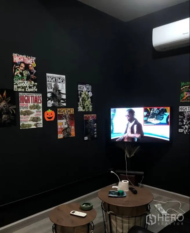 พื้นที่ขายปลีก ให้เช่าในWatthana, Bangkok - ห้องเลานจ์ขนาดเล็ก ผนังสีเข้ม ทีวีติดผนัง และโต๊ะกาแฟ