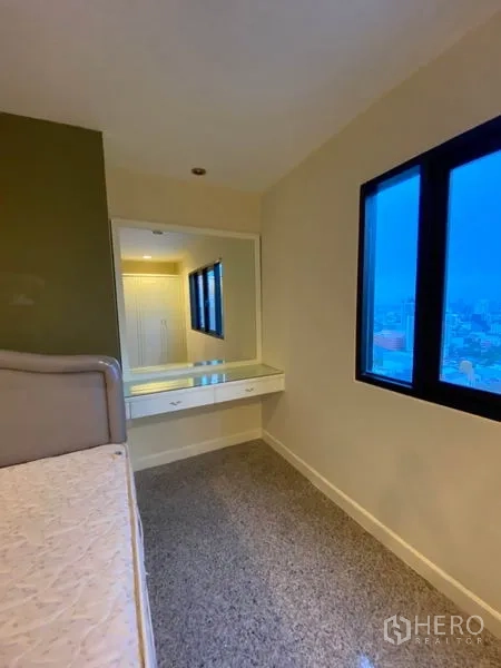 คอนโด ให้เช่าในWatthana, Bangkok - มุมโต๊ะแต่งหน้าพร้อมกระจกและหน้าต่างรับแสงในห้องนอน