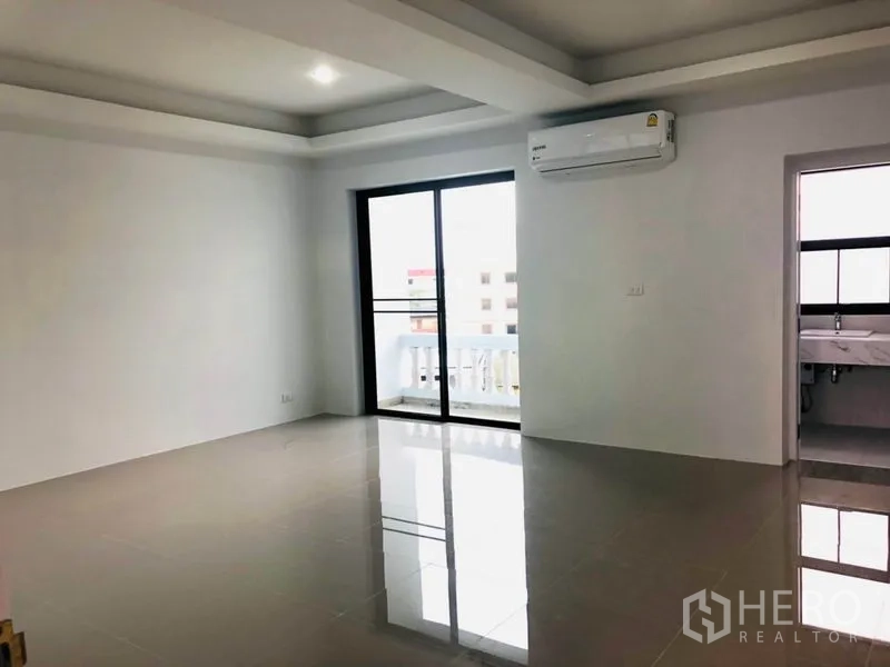 สำนักงานที่บ้าน ให้เช่าในKhlong Toei, Bangkok - ห้องโล่งสว่าง พื้นกระเบื้องเงา ฝ้าหลุม ประตูกระจกเลื่อนออกไประเบียง พร้อมเครื่องปรับอากาศ