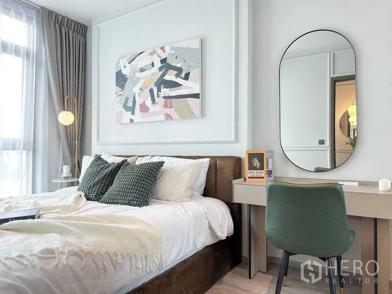 คอนโด ให้เช่าในWatthana, Bangkok - ดีเทลห้องนอนพร้อมภาพศิลปะนามธรรม โต๊ะเครื่องแป้งเก้าอี้สีเขียว และชุดเครื่องนอนนุ่มสบาย