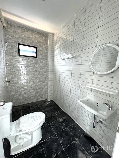 คลังสินค้า ให้เช่าในKhlong Luang, Pathum Thani - ห้องน้ำสมัยใหม่ พร้อมโซนอาบน้ำ โถสุขภัณฑ์ และอ่างล้างหน้า