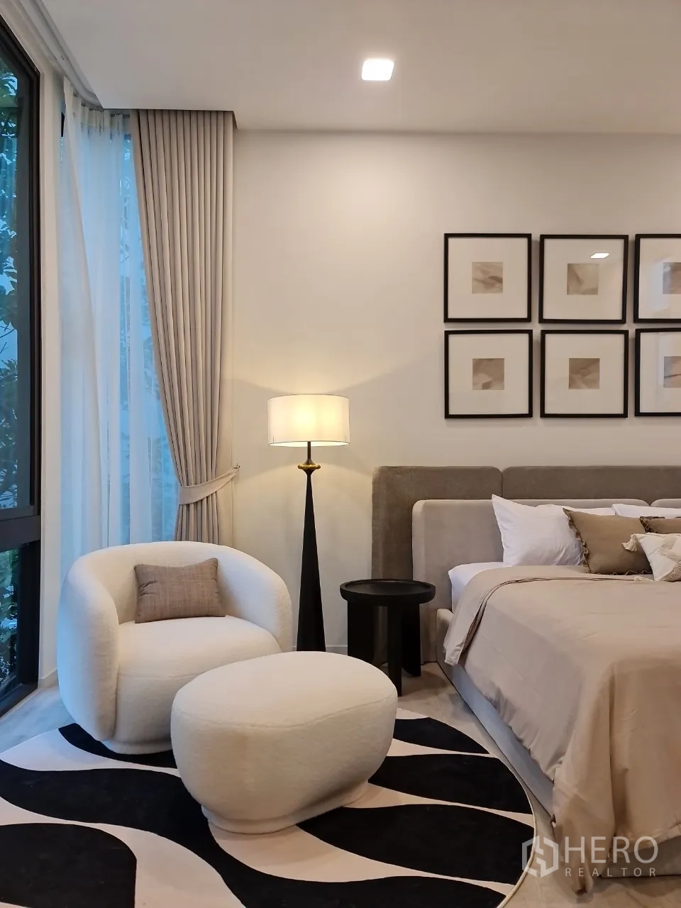 独立式住宅 出租在Saphan Sung, Bangkok - 窗边休闲角，蓬松扶手椅与脚凳。