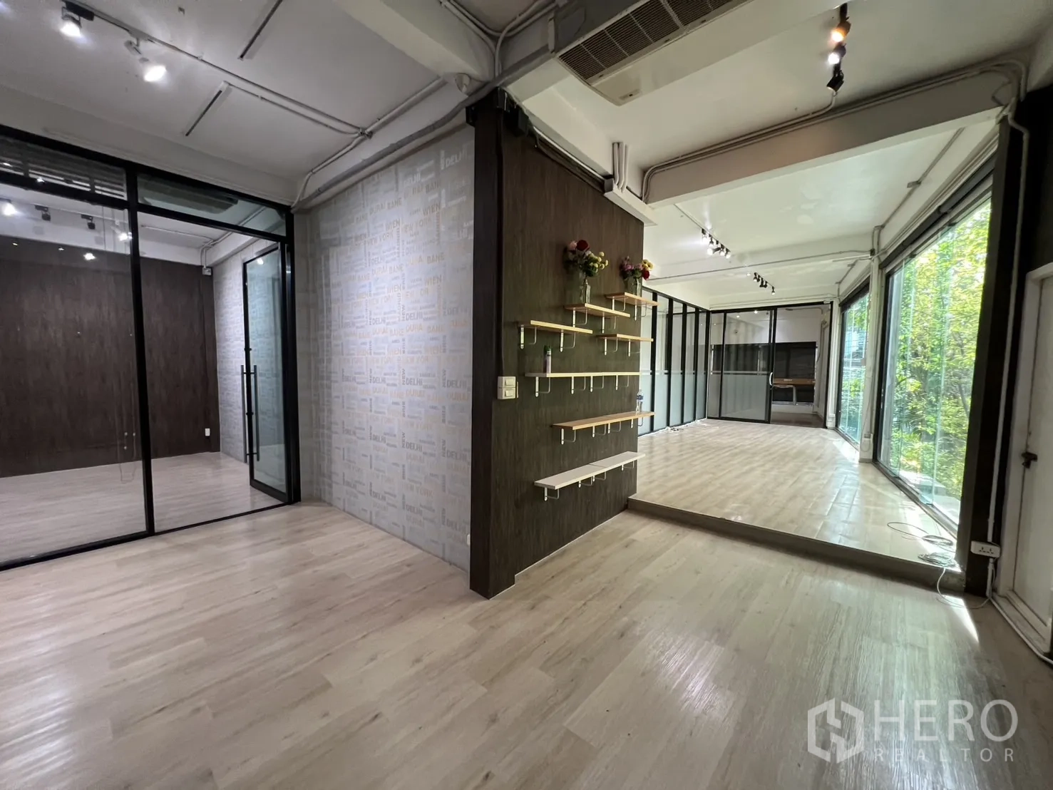 零售空间 出租在Watthana, Bangkok - 开放展示区，墙上置物架，推拉玻璃与落地窗。