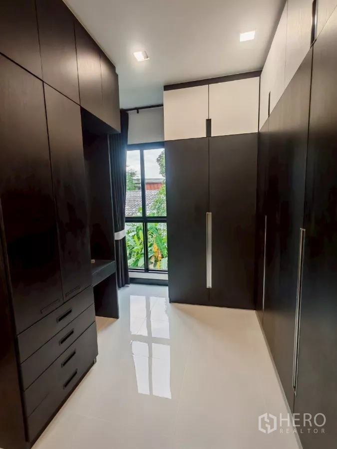 บ้าน ให้เช่าในWang Thonglang, Bangkok - วอล์กอินคลอเซ็ตพร้อมตู้เก็บของเต็มผนังและหน้าต่างมองเห็นต้นไม้