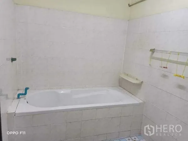 คลังสินค้า ให้เช่าหรือขายในMueang Samut Sakhon, Samut Sakhon - ห้องน้ำพร้อมอ่างอาบน้ำ ผนังกระเบื้องสีขาว ในพื้นที่พักพนักงานโกดัง