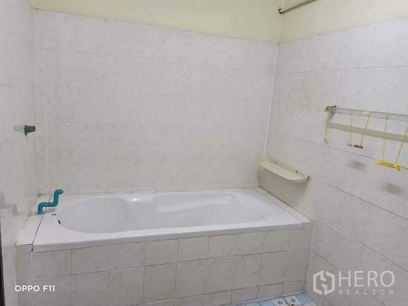 คลังสินค้า ให้เช่าหรือขายในMueang Samut Sakhon, Samut Sakhon - ห้องน้ำพร้อมอ่างอาบน้ำ ผนังกระเบื้องสีขาว ในพื้นที่พักพนักงานโกดัง