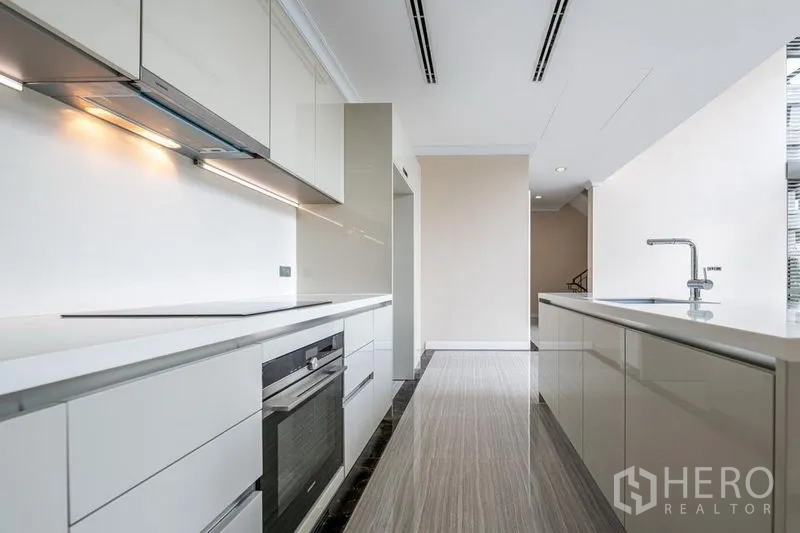 ทาวน์เฮาส์ ให้เช่าในKhlong Toei, Bangkok - ห้องครัวยุโรปโทนขาว เตาอบบิวท์อิน และเคาน์เตอร์ยาว