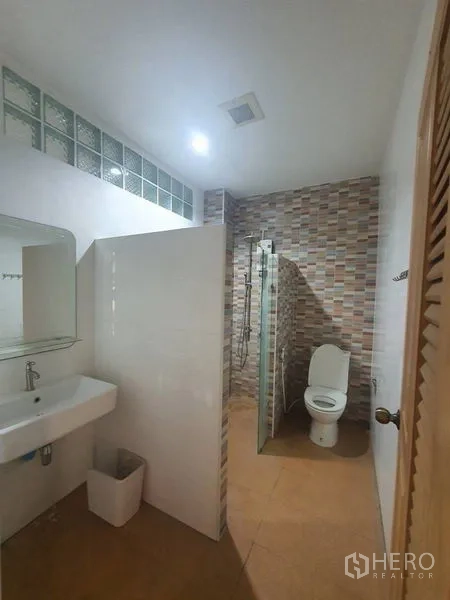 สำนักงานที่บ้าน ให้เช่าหรือขายในYan Nawa, Bangkok - ห้องน้ำพร้อมอ่างล้างหน้า ฝักบัวกั้นกระจก และกระเบื้องลาย