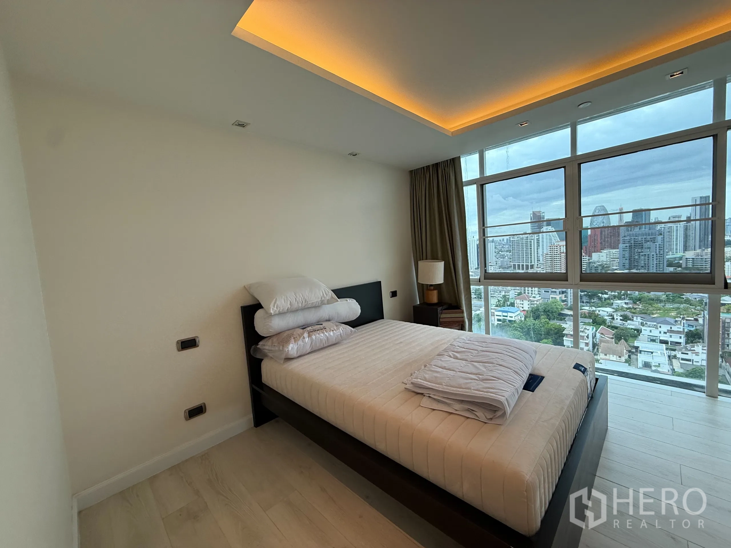 คอนโด ให้เช่าในPhaya Thai, Bangkok - ห้องนอนที่สอง เตียงติดหน้าต่างสูงจรดเพดานมองเห็นกรุงเทพฯ