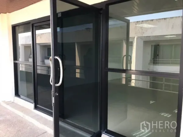 สำนักงาน ให้เช่าในWatthana, Bangkok - ประตูบานเลื่อนกระจกกรอบอลูมิเนียมสีดำ เปิดสู่ระเบียงทางเดินด้านนอก