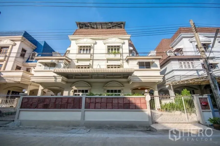 带办公室的家 出租在Suan Luang, Bangkok - 素安鲁昂三层家庭办公室外立面，带围墙与拱形门廊。