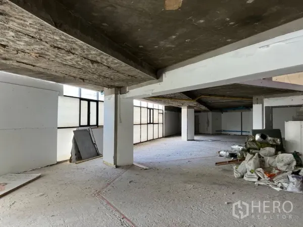 零售空间 出租在Watthana, Bangkok - 毛坯交付的大开间零售楼层，带立柱与磨砂窗。