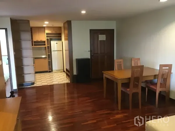 คอนโด ให้เช่าในWatthana, Bangkok - โซนรับประทานอาหารและครัวแบบเปิด พื้นไม้ โต๊ะ 4 ที่นั่ง และตู้เย็นขนาดใหญ่