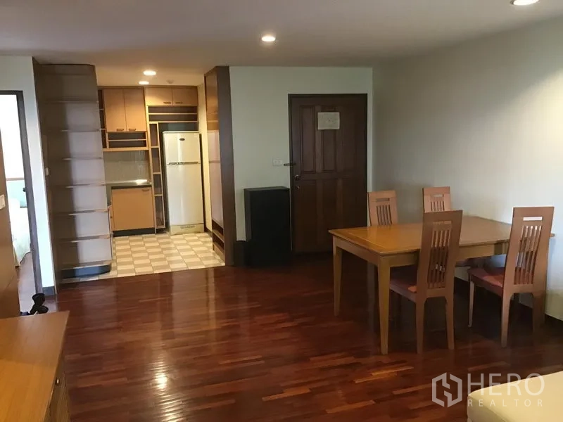 คอนโด ให้เช่าในWatthana, Bangkok - โซนรับประทานอาหารและครัวแบบเปิด พื้นไม้ โต๊ะ 4 ที่นั่ง และตู้เย็นขนาดใหญ่