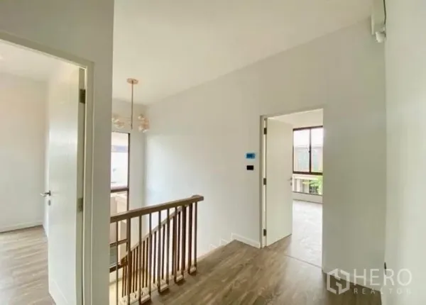 บ้าน ขายในBang Kapi, Bangkok - โถงชั้นบน ราวบันไดไม้และประตูเข้าสู่ห้องนอนต่างๆ