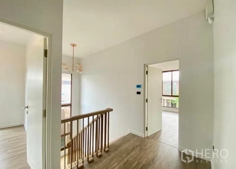 บ้าน ขายในBang Kapi, Bangkok - โถงชั้นบน ราวบันไดไม้และประตูเข้าสู่ห้องนอนต่างๆ