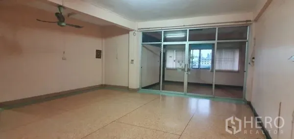 คลังสินค้า ให้เช่าในBang Kho Laem, Bangkok - ห้องกว้างพื้นหินขัด พัดลมเพดาน และผนังกั้นกระจกบานเลื่อน