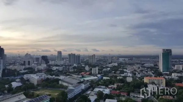 คอนโด ให้เช่าในKhlong Toei, Bangkok - วิวสกายไลน์กรุงเทพฯ ยามโพล้เพล้จากคอนโดมิเนียมชั้นสูง