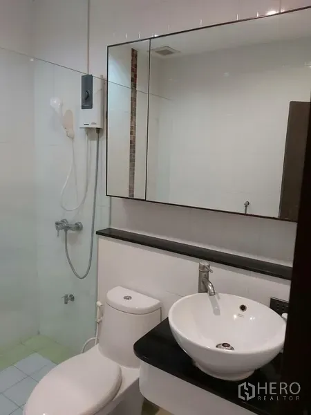 ทาวน์เฮาส์ ให้เช่าในDin Daeng, Bangkok - ห้องน้ำสะอาด พร้อมโซนอาบน้ำกระจก เครื่องทำน้ำอุ่น กระจกบานใหญ่ อ่างล้างหน้า และโถสุขภัณฑ์