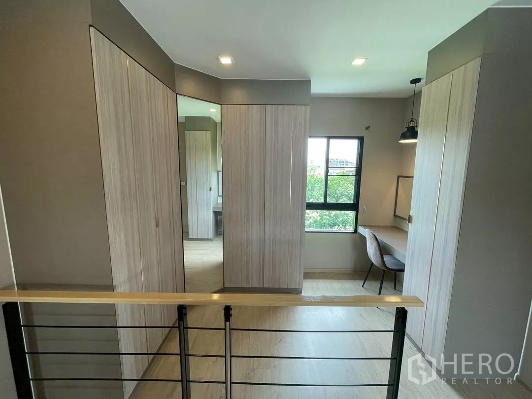 ทาวน์เฮาส์ ให้เช่าในSuan Luang, Bangkok - โถงชั้นบนพร้อมตู้บิวท์อิน กระจกเต็มตัว และโต๊ะทำงานริมหน้าต่าง.