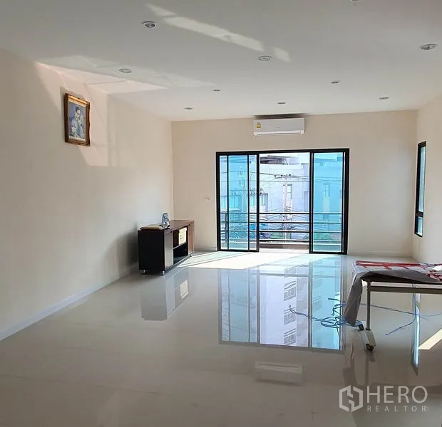 สำนักงานที่บ้าน ให้เช่าในChatuchak, Bangkok - ห้องเอนกประสงค์กว้าง มีประตูกระจกเปิดสู่ระเบียงและแสงธรรมชาติ