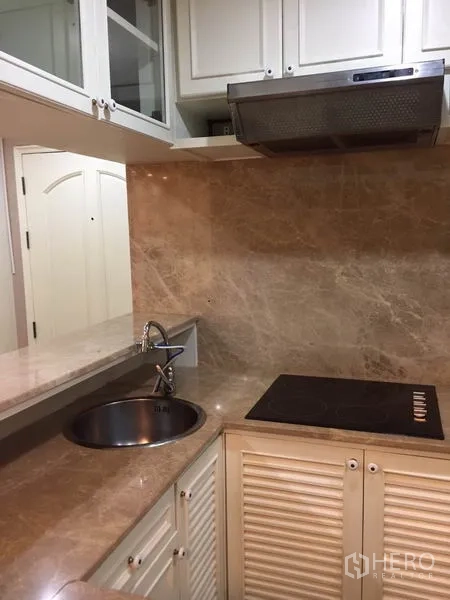 คอนโด ขายในWatthana, Bangkok - ภาพระยะใกล้ของครัว ผนังและท็อปหินอ่อน เตาไฟฟ้า เครื่องดูดควัน และอ่างล้าง