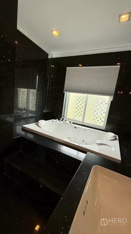 Detached House for rent or sale in Bang Phli, Samut Prakan - Luxurious bathroom with windowed jacuzzi bathtub