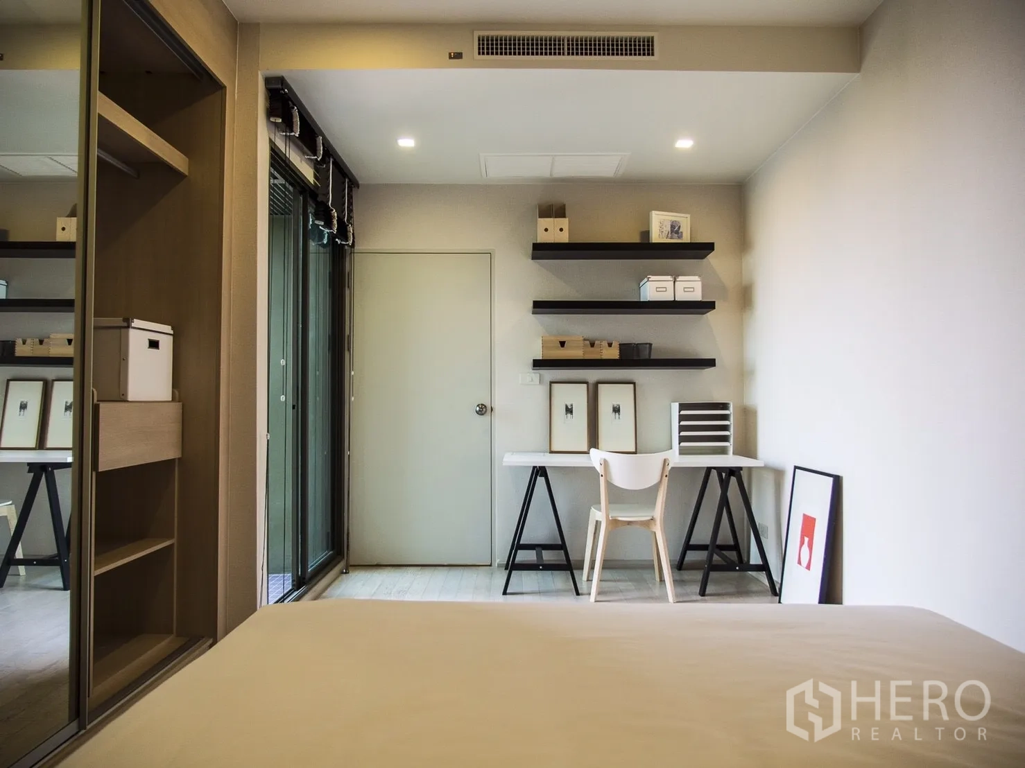 คอนโด ให้เช่าในWatthana, Bangkok - ห้องนอนพร้อมมุมทำงาน ประตูกระจกบานเลื่อนและชั้นวางของบิวท์อิน