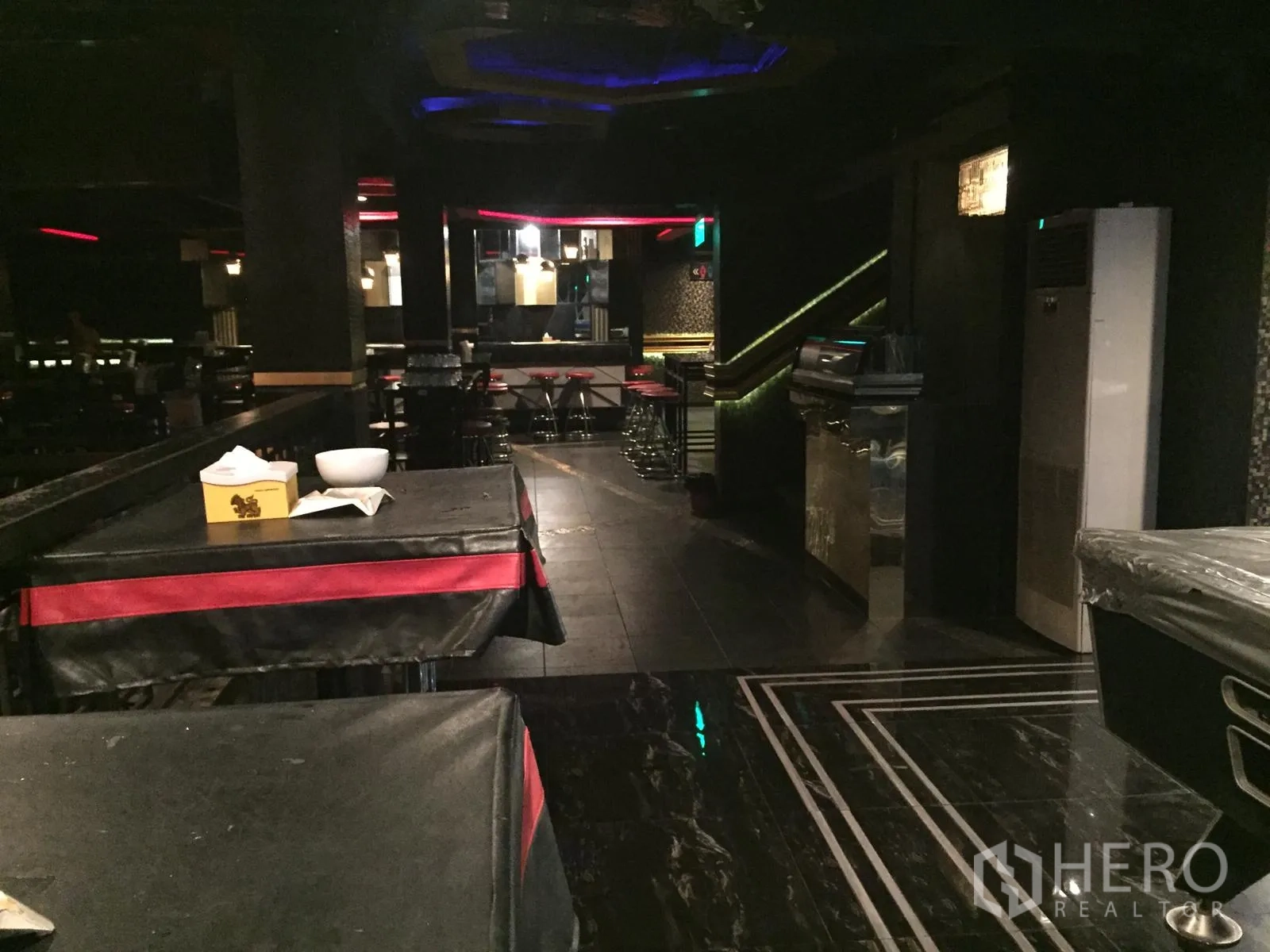 พื้นที่ขายปลีก ให้เช่าในWatthana, Bangkok - โถงหลักพื้นลายหินอ่อน บันได และแสงไฟตกแต่งเชื่อมสู่พื้นที่นั่ง