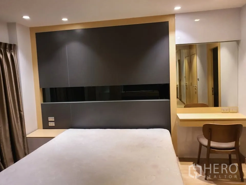 คอนโด for rent in Watthana, Bangkok - ห้องนอนหลักพร้อมผนังหัวเตียง เตียงนอน โต๊ะเครื่องแป้ง กระจกบานใหญ่ และไฟดาวน์ไลท์