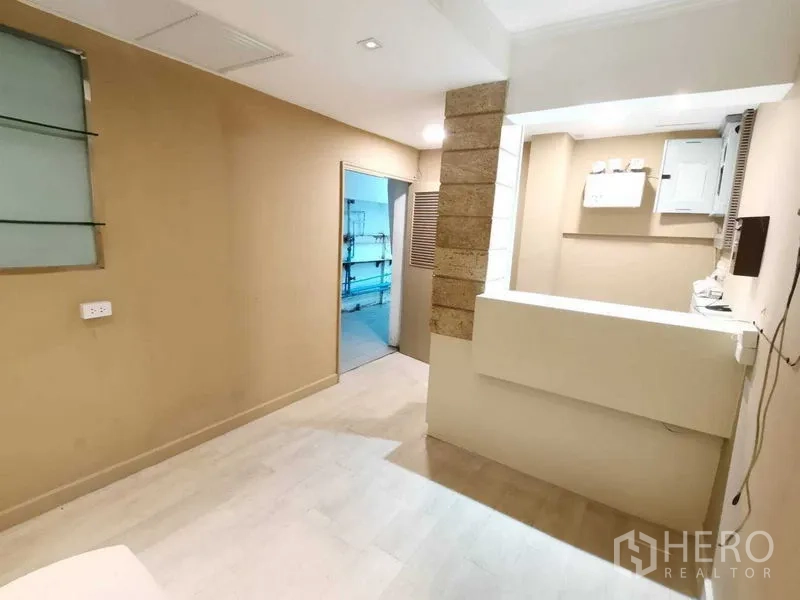 零售空间 出租在Pathum Wan, Bangkok - 宽阔砖铺车道与景观绿植，旁有城市高楼。