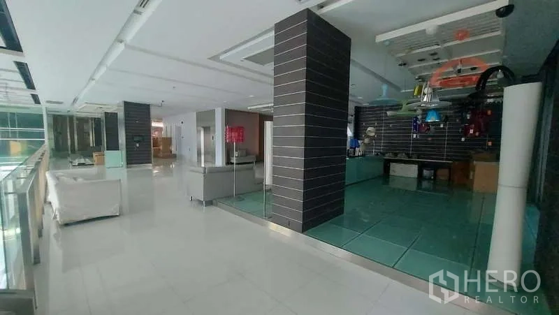 零售空间 出租在Watthana, Bangkok - 上层零售区，瓷砖地面与展示/休憩区域