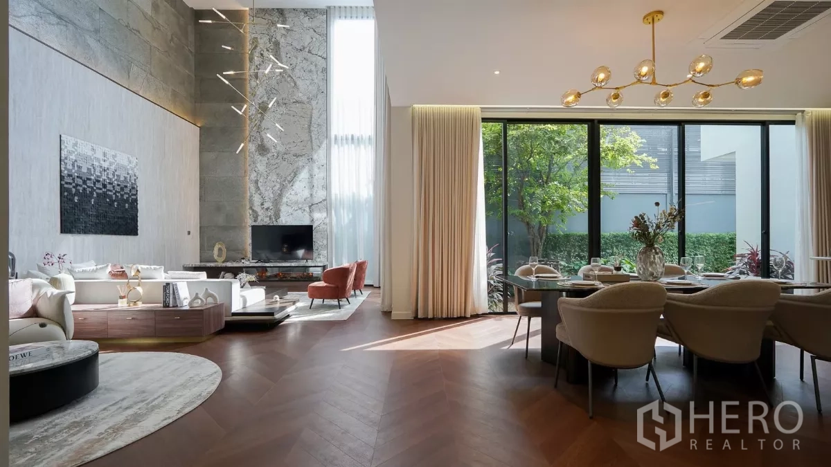 独立式住宅 出租或出售在Bang Kapi, Bangkok - 宽敞大空间整合客厅与餐厅，观景花园与木地板。