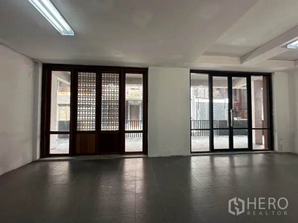 สำนักงานที่บ้าน ให้เช่าในPathum Wan, Bangkok - พื้นที่ทำงานสว่าง มีประตูกระจกบานเลื่อนและหน้าต่างไม้ระแนงมองเห็นคอร์ตยาร์ด