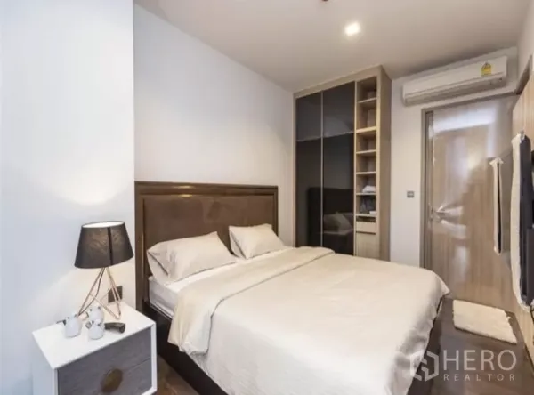 公寓 出租在Ratchathewi, Bangkok - 主卧配双人床、床头柜、内置衣柜和空调。