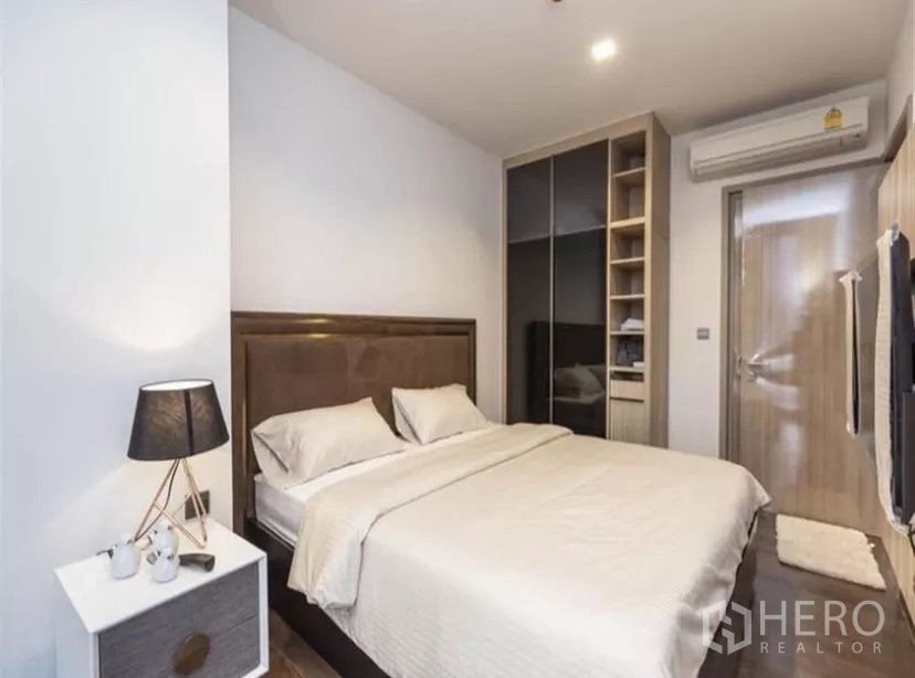 公寓 出租在Ratchathewi, Bangkok - 主卧配双人床、床头柜、内置衣柜和空调。