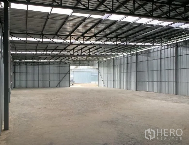 货栈 出租在Mueang Pathum Thani, Pathum Thani - 无柱大跨度仓库大厅，大开门与钢板墙面。