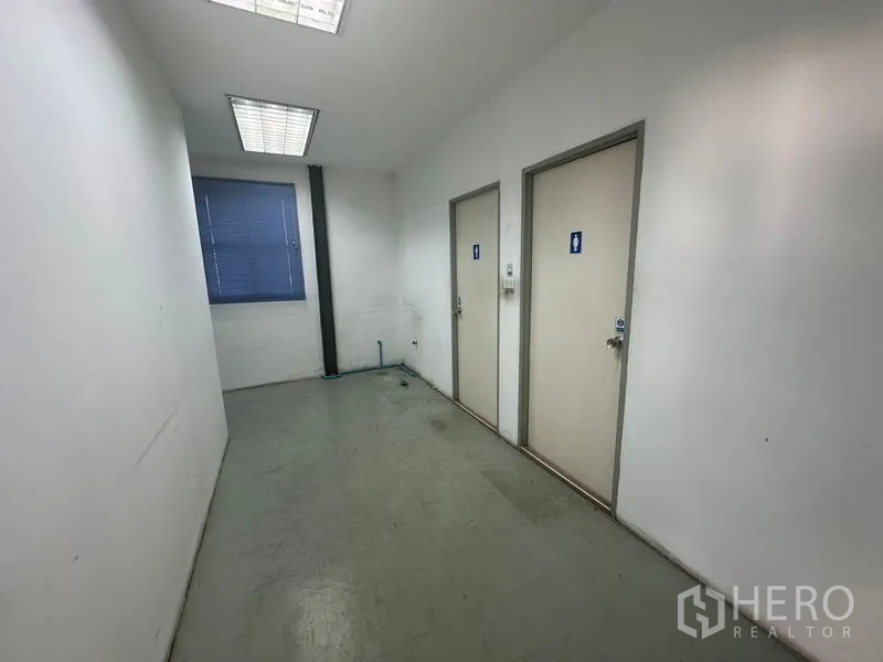 คลังสินค้า ให้เช่าในSaphan Sung, Bangkok - ทางเดินมีประตูห้องน้ำสองห้อง หน้าต่าง และไฟฟลูออเรสเซนต์