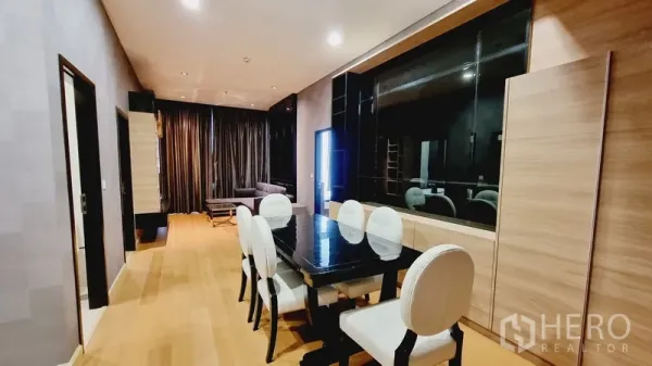 公寓 出售在Watthana, Bangkok - 开放式餐区，六人餐桌、木地板与嵌灯