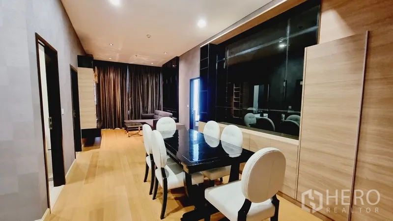 公寓 出售在Watthana, Bangkok - 开放式餐区，六人餐桌、木地板与嵌灯