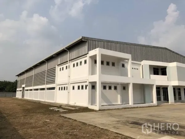 工厂 出租在Bang Pa-in, Phra Nakhon Si Ayutthaya - 金属板仓库侧立面与前方停车/装卸区