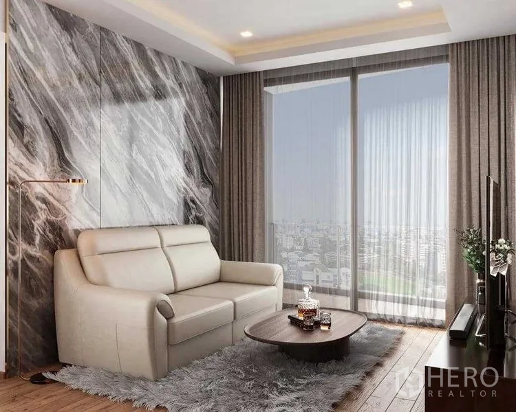 公寓 出租在Khlong Toei, Bangkok - 温馨起居角，长绒地毯、石纹背景墙与全景城市窗景。
