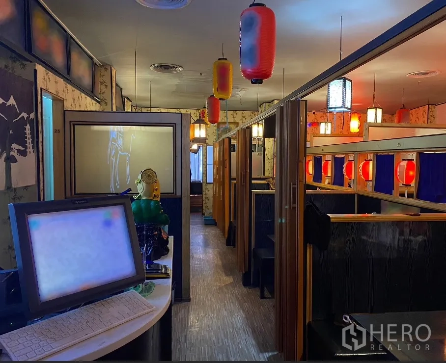 零售空间 出租在Watthana, Bangkok - 通往私密卡座的走廊，红色灯笼与收银台