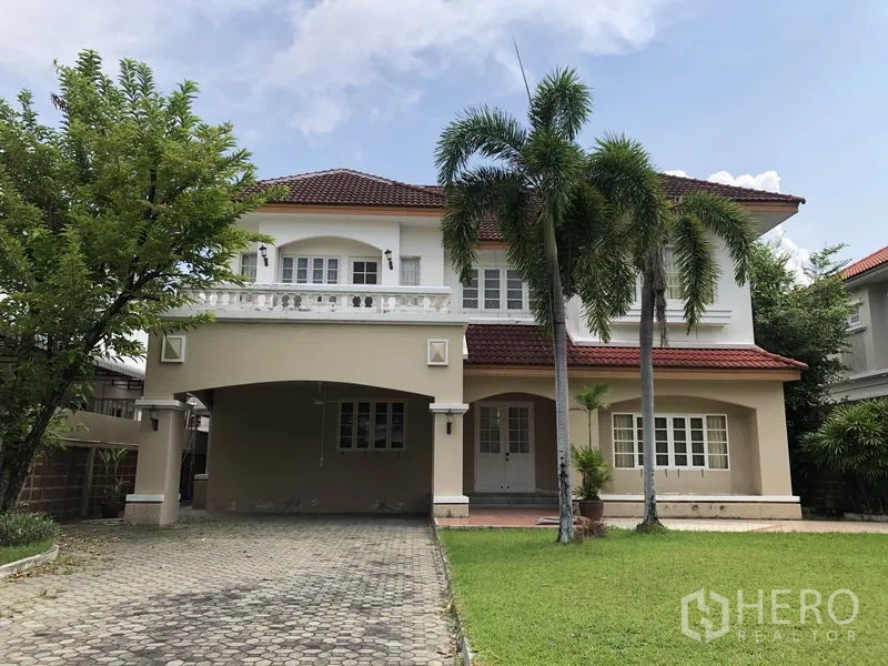 独立式住宅 出租 - 两层独栋别墅外观，红瓦屋顶、拱形车棚与宽阔前草坪。